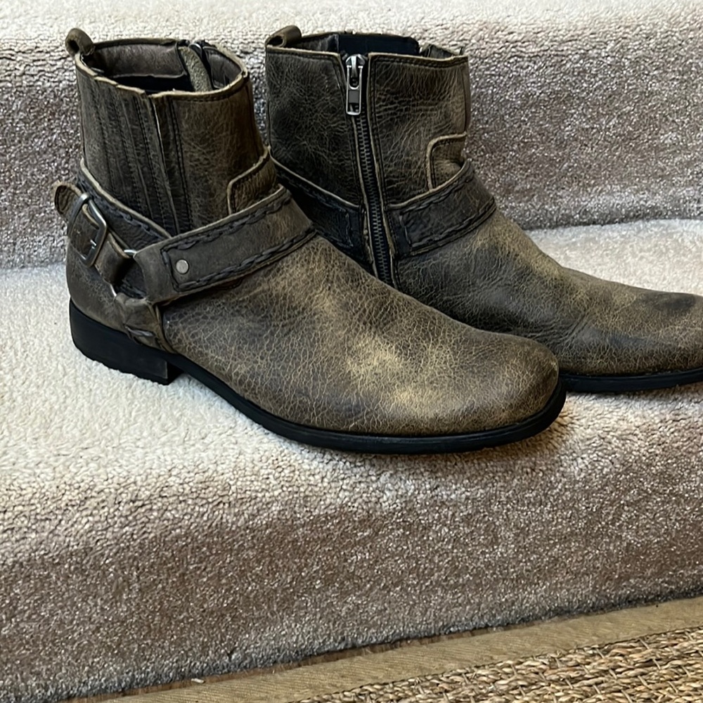 Men’s Bed-Stu- Belted Grey distressed biker style low boot.  Worn once.